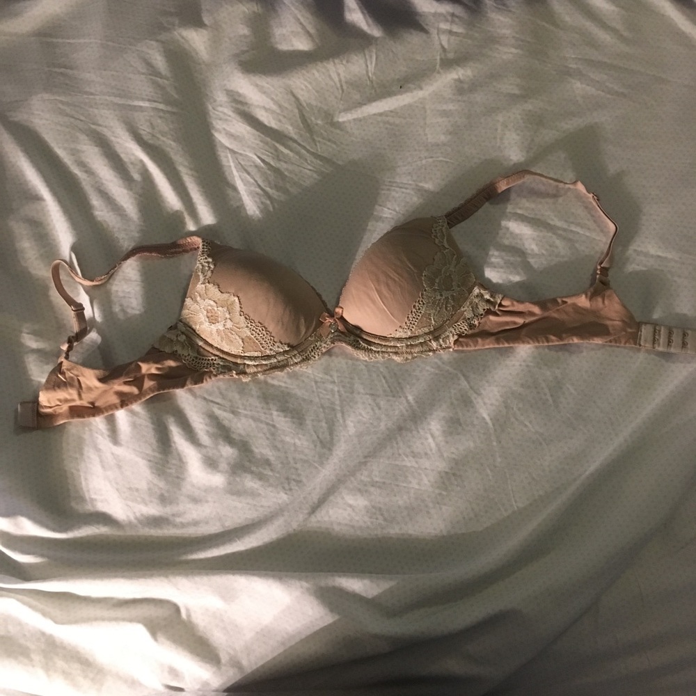 Nude Victoria Secret underwireless bra Size: 34A
